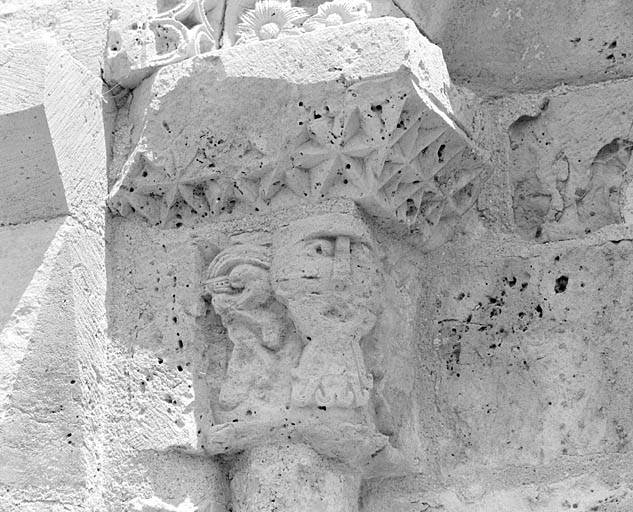 Façade, arcature aveugle de gauche, chapiteau de gauche.