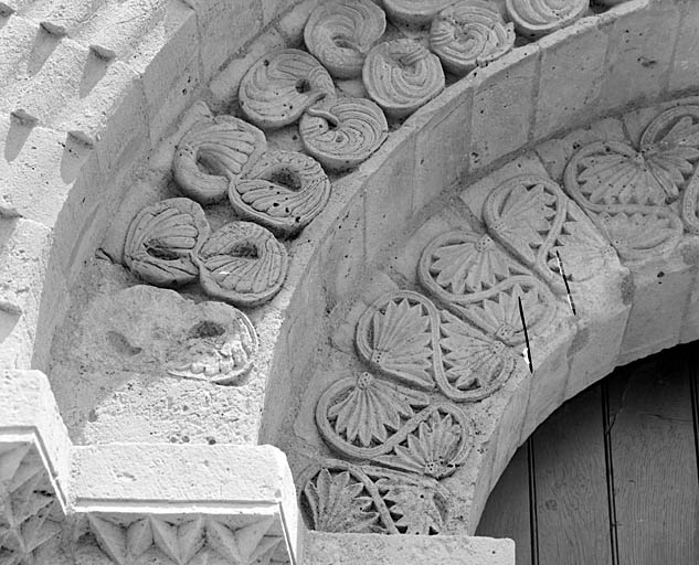 Façade, portail, détail de la voussure.