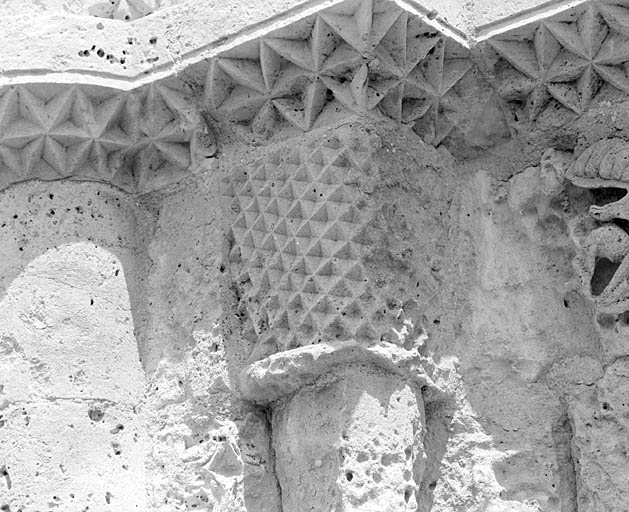 Façade, portail, piédroit de gauche, chapiteau de gauche.