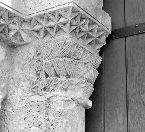 Façade, portail, piédroit de gauche, chapiteau de droite.