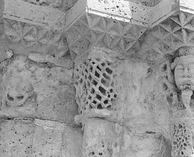 Façade, portail, piédroit de droite, chapiteau du milieu.