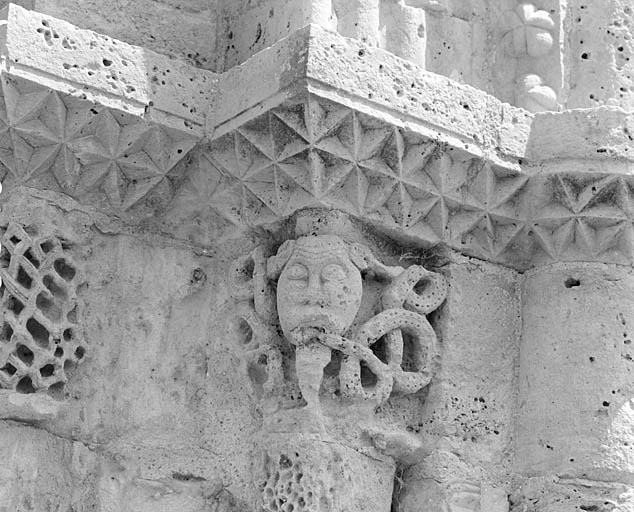 Façade, portail, piédroit de droite, chapiteau de droite.