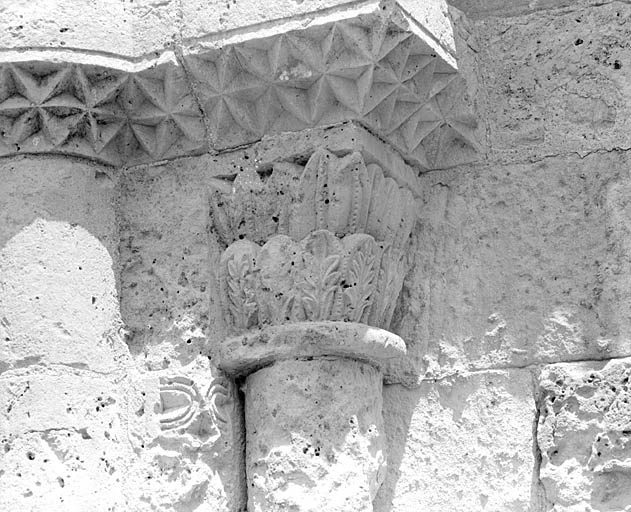 Façade, portail, arcature aveugle de droite, détail, chapiteau de gauche.