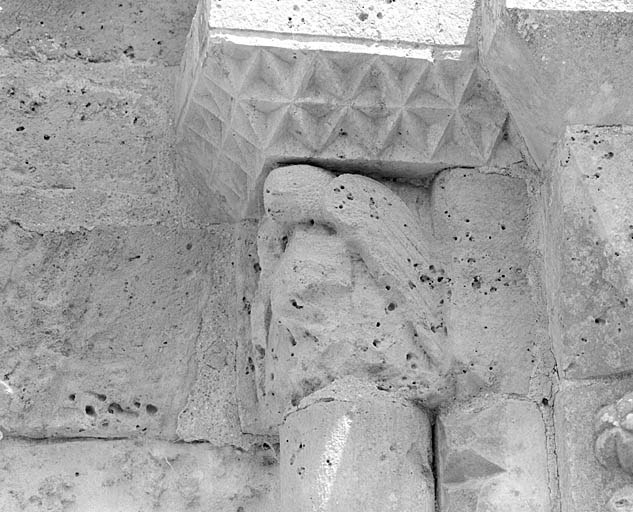 Façade, portail, arcature aveugle de droite, détail, chapiteau de droite.