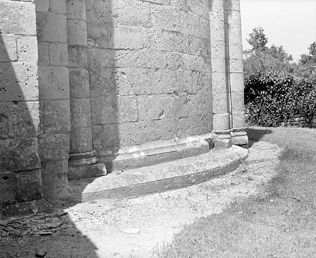 Chevet, mouluration du soubassement.