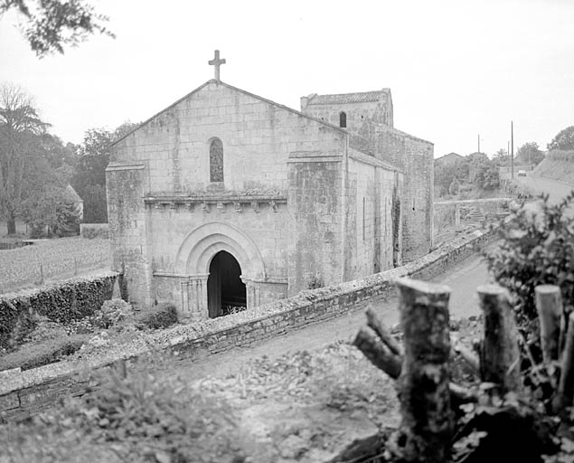 Vue de la façade et de l'élévation latérale droite.