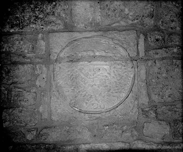 Intérieur, chapelle seigneuriale, mur est, armoiries.