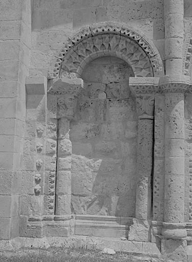 Façade, portail, arcature aveugle de gauche.