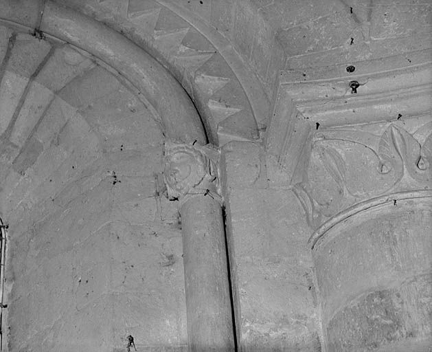 Intérieur, chevet, baie axiale, chapiteau de droite.