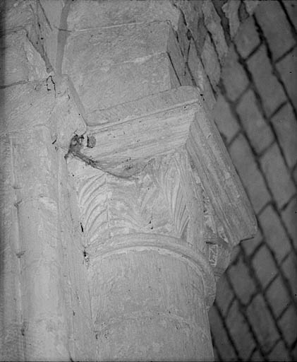 Intérieur, entrée du choeur, chapiteau sur la colonne de gauche.