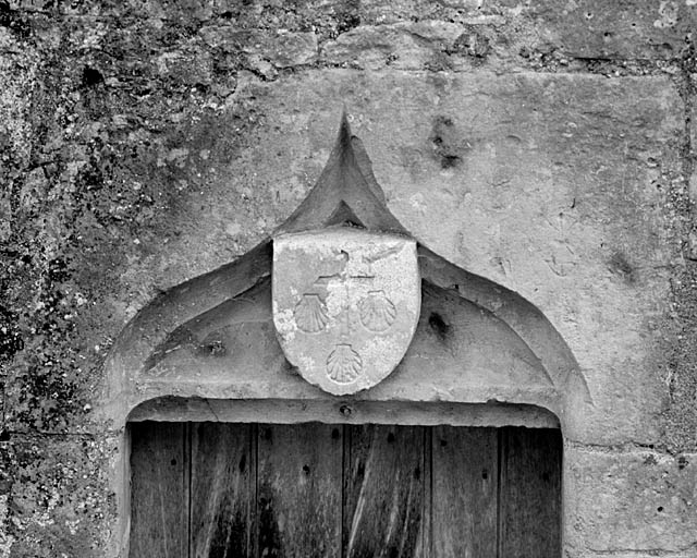 Elévation latérale droite, tourelle d'escalier, linteau armoiries au dessus de la porte.