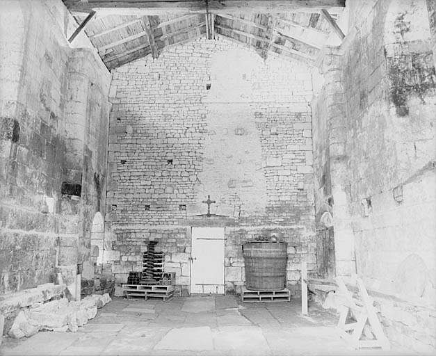 Intérieur, 1ère salle, vue vers le mur de refend construit après la Révolution.