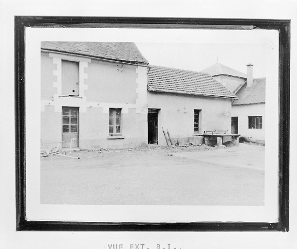 Extrémité ouest de l'aile sud et le pigeonnier en 1966.
