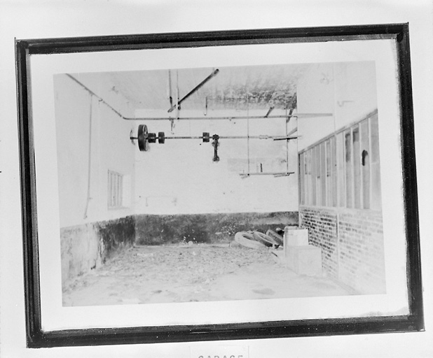 Intérieur de l'atelier de fabrication, axes avec poulies, en 1966.