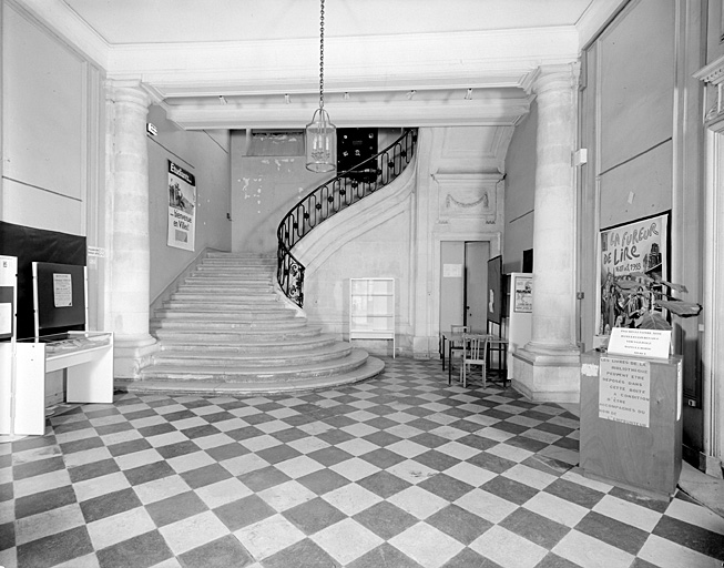 Aile gauche, vestibule et escalier.