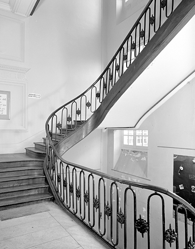 Aile gauche, escalier, volées vers le deuxième étage.