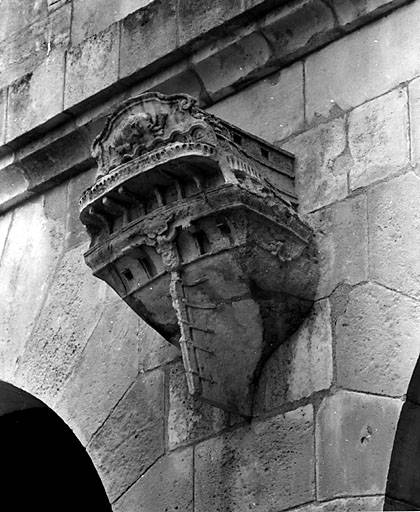 Corps principal, élévation ouest, à gauche de l'arc central.
