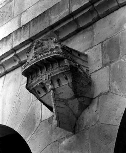 Corps principal, élévation ouest, à droite de l'arc central.