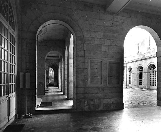Aile sud, galerie vue depuis le vestibule.
