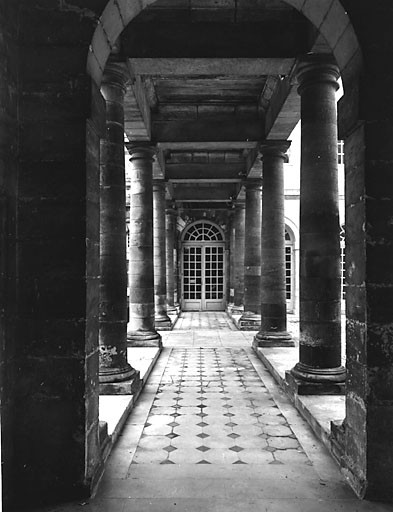 Colonnade entre les deux cours, vue du sud vers le nord.