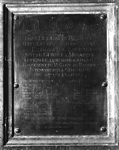 Colonnade, plaque en cuivre gravée indiquant la deuxième période de construction.