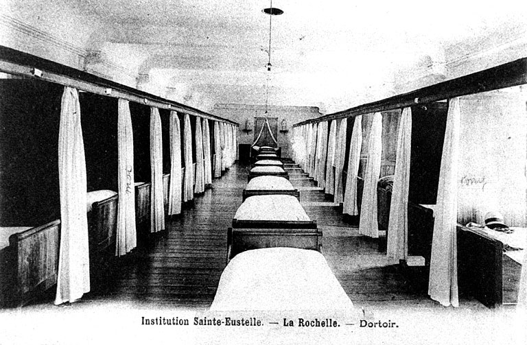 Cour des Tilleuls, vue vers le nord, pavillon nord.