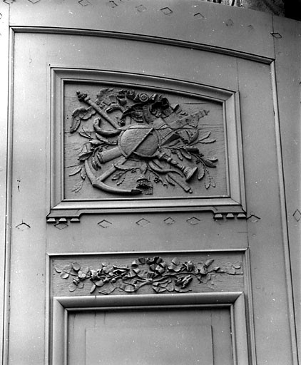 Elévation sur la rue Admyrauld, portail, vantail droit, partie supérieure : trophée et guirlande.
