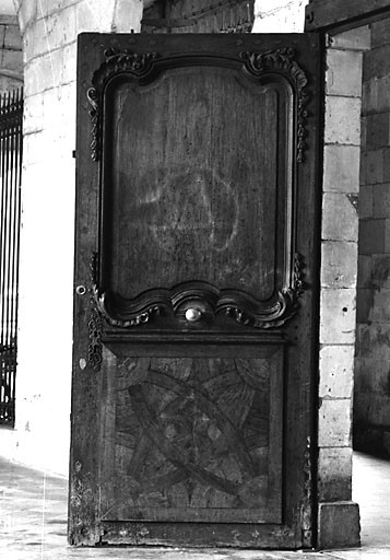 Corps central, porte du vestibule, vantail droit, vu de face.
