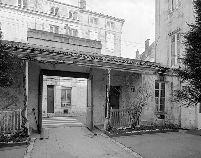 Portail d'accès, revers.
