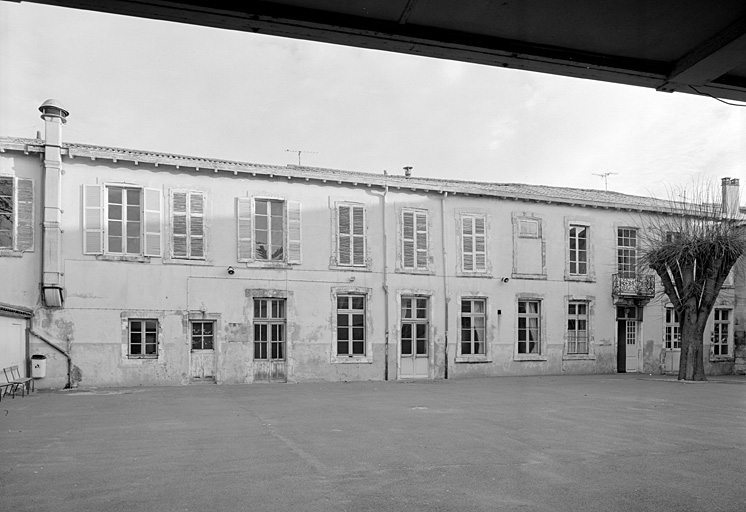 Corps de bâtiment entre les deux cours, élévation sud.