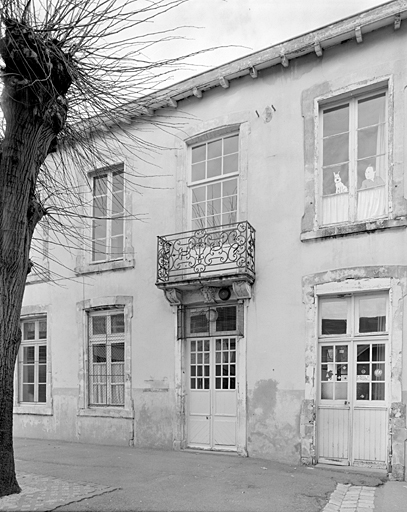 Corps de bâtiment entre les deux cours, élévation sud, détail de la travée principale.