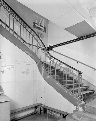 Corps de bâtiment entre les deux cours, escalier.