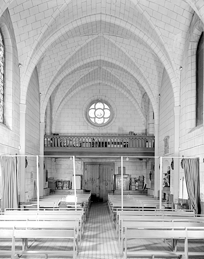 Chapelle, intérieur vu vers l'entrée.