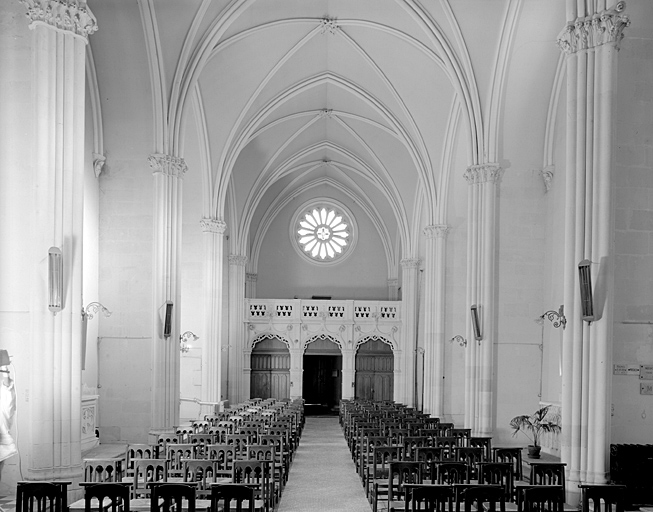 Chapelle, intérieur vu vers l'entrée.