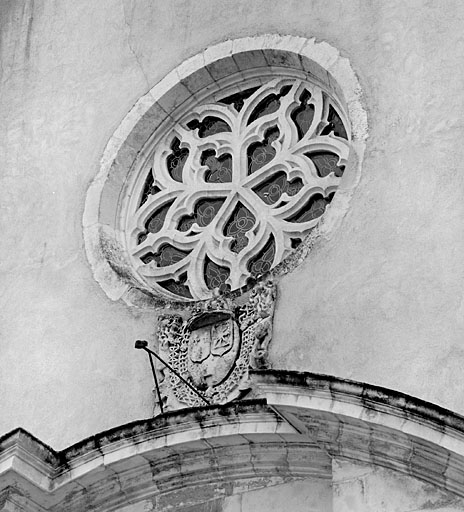 Chapelle, façade, détail des armoiries provenant du Grand Temple et rosace.
