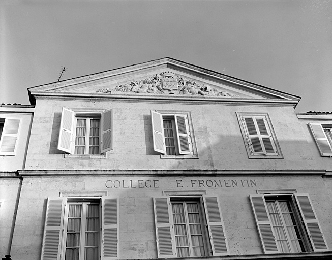 Façade ouest, détail de l'avant corps central, parties hautes.