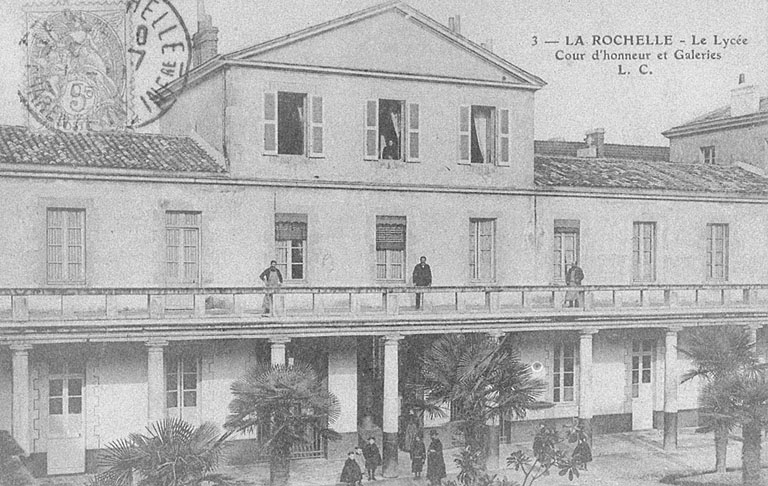 Cour d'honneur et galeries.