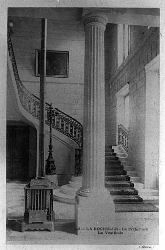 Vestibule et escalier principal.