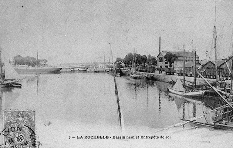 Le bassin extérieur, au sud, avec les entrepôts.
