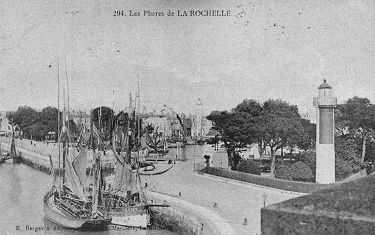Les phares au sud du bassin intérieur.