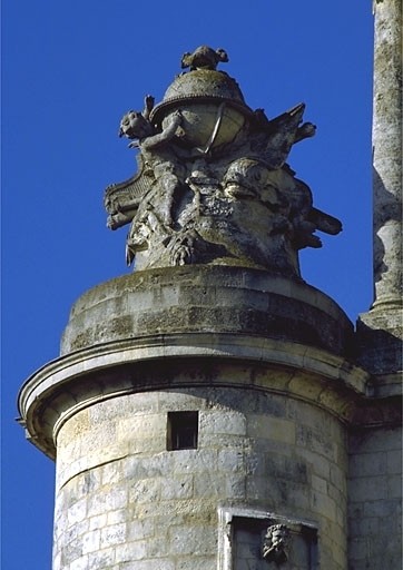 Couronnement de la tourelle ouest, sculptures allégoriques.