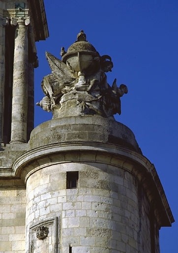 Couronnement de la tourelle est, sculptures allégoriques.