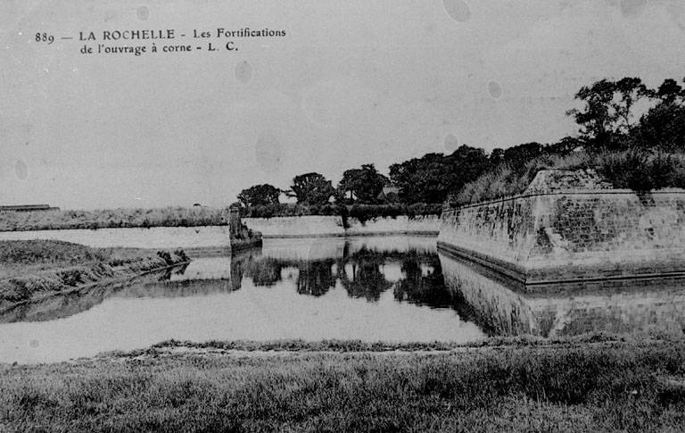 Fortifications de l'ouvrage à corne Saint Nicolas.