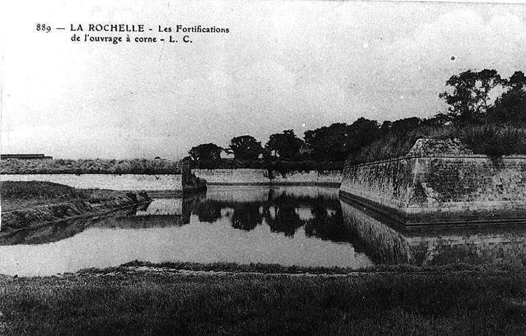 Les fortifications et l'ouvrage à corne.