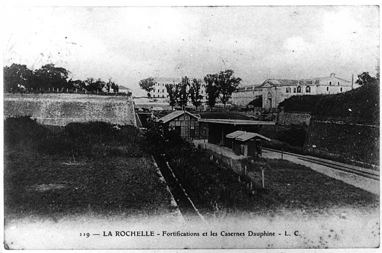 Les fortifications et les casernes Dauphine.