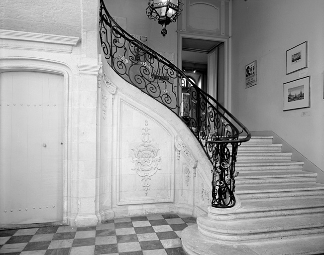 Corps central, escalier, vu depuis le rez-de-chaussée.