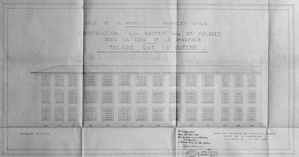 Construction d'un bâtiment dans la cour de la pharmacie, façade rue du Prêche. 25 août 1936, par Morguet.