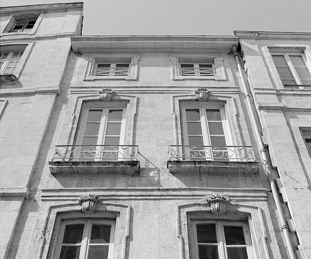 Elévation sur rue, partie supérieure.