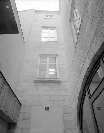 Corps de bâtiment ouest de l'hôtel de ville, élévation est sur cour.