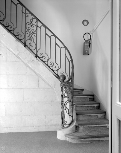 Corps central de l'hôtel de ville, escalier au rez-de-chaussée.